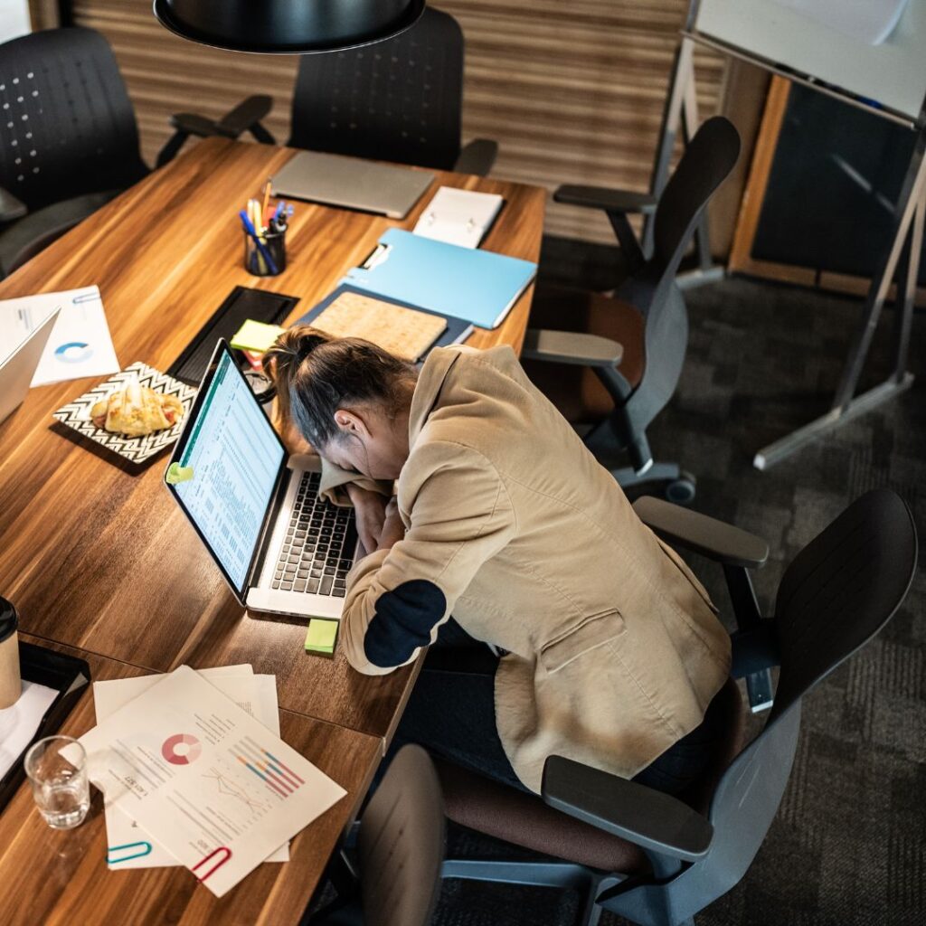 Comment bien faire la sieste au bureau ?