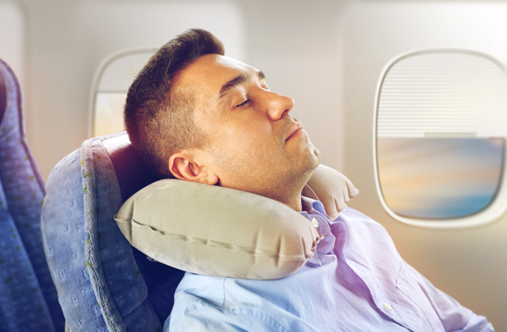 Astuces incontournables pour dormir en avion et vaincre le jet-lag